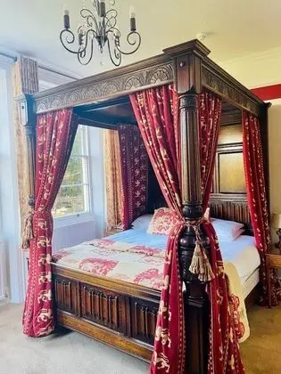 Tek Büyük Yataklı Oda (Four Poster)