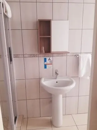 Standard Oda, 1 Büyük (Queen) Boy Yatak, Ortak Banyo