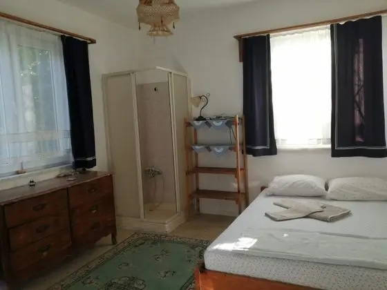 Üç Kişilik Oda, Sokak Manzaralı