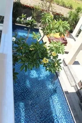 Apartment with Pool View