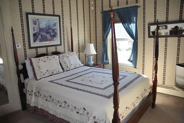 Deluxe Room (Queen w/tub)