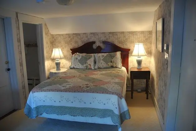 Deluxe Room (Queen w/tub)