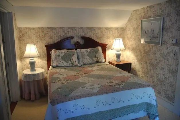 Deluxe Room (Queen w/tub)