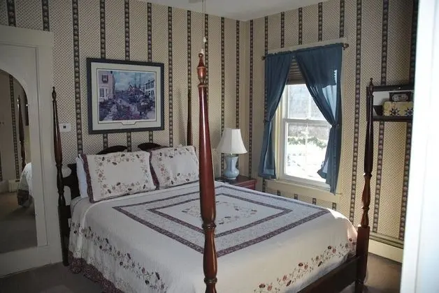 Deluxe Room (Queen w/tub)