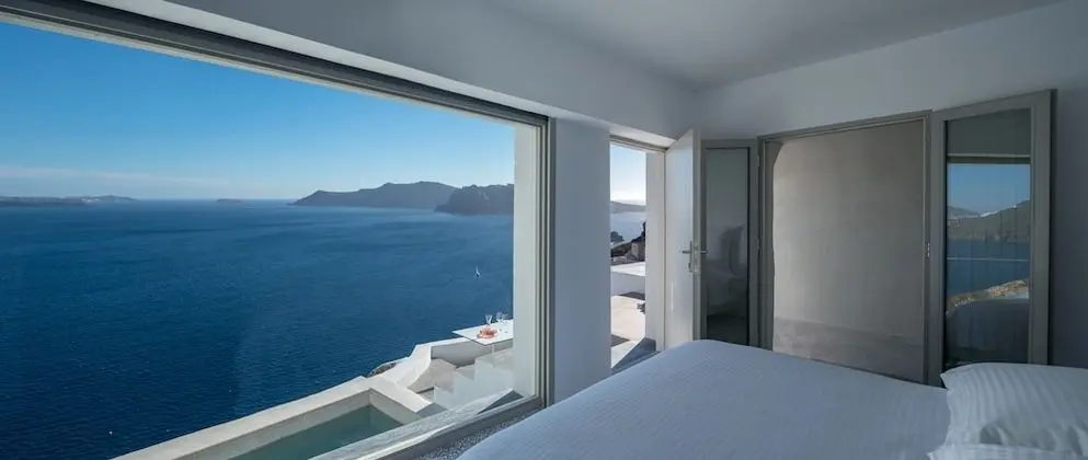 Echoes Suite with private outdoor heated plunge pool- semi outdoor hot tub and Caldera View
