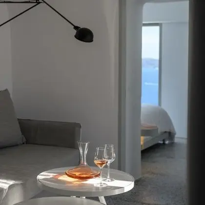 Echoes Suite with private outdoor heated plunge pool- semi outdoor hot tub and Caldera View