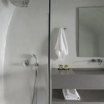 Echoes Suite with private outdoor heated plunge pool- semi outdoor hot tub and Caldera View