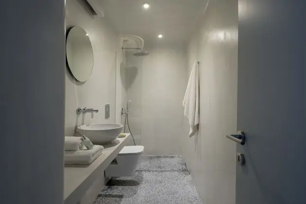 Echoes Suite with private outdoor heated plunge pool- semi outdoor hot tub and Caldera View