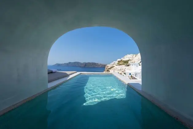 Majestic Suite with private outdoor heated plunge pool and Caldera view