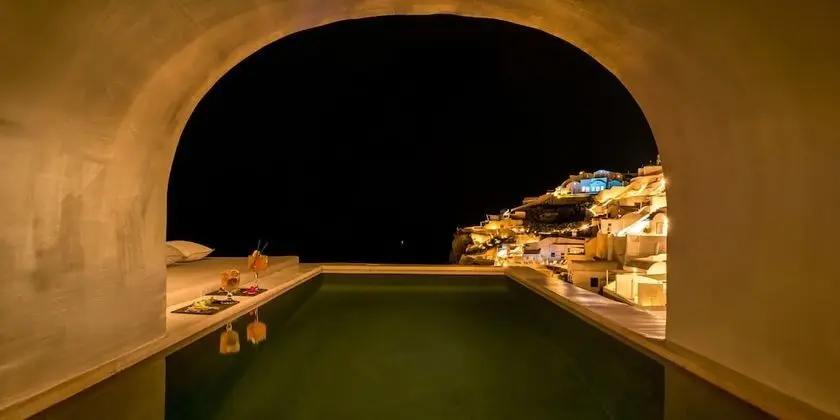 Majestic Suite with private outdoor heated plunge pool and Caldera view