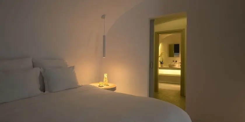 Majestic Suite with private outdoor heated plunge pool and Caldera view
