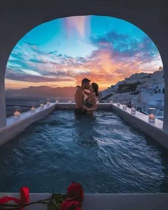 Majestic Suite with private outdoor heated plunge pool and Caldera view