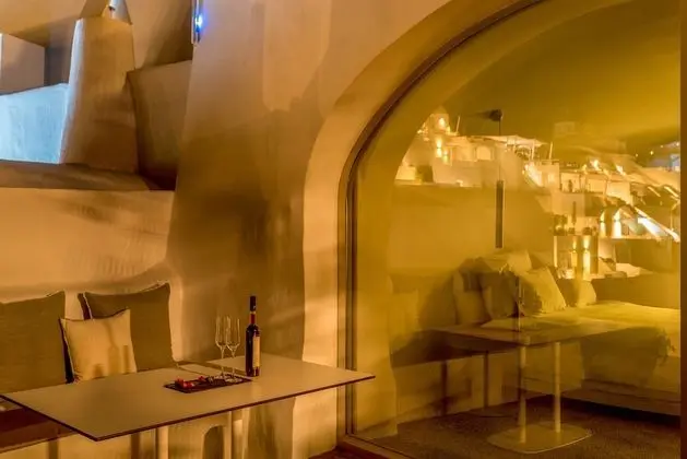 Majestic Suite with private outdoor heated plunge pool and Caldera view