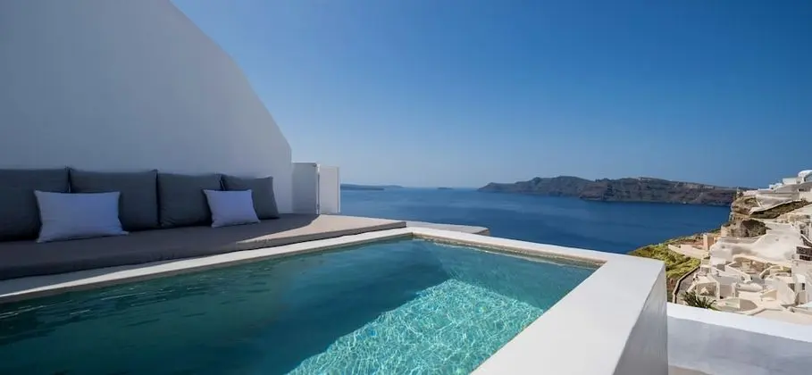 Majestic Suite with private outdoor heated plunge pool and Caldera view