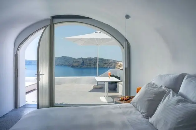 Majestic Suite with private outdoor heated plunge pool and Caldera view