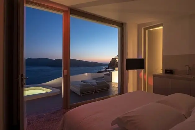 Premium Suite with private outdoor heated plunge pool and Caldera view