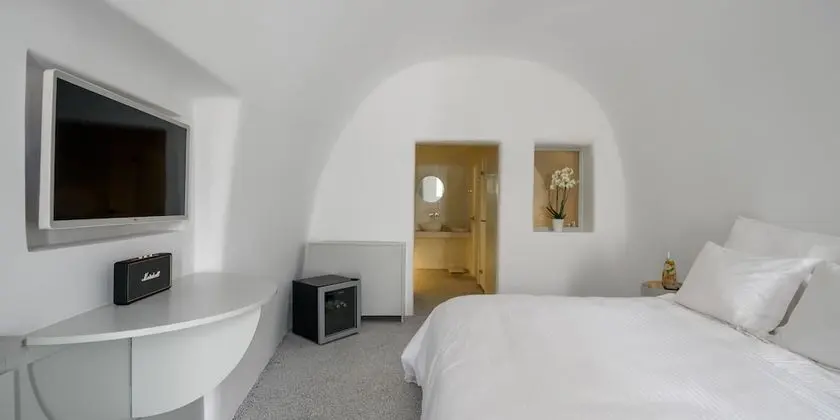 Premium Suite with private outdoor heated plunge pool and Caldera view