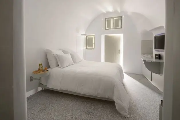 Premium Suite with private outdoor heated plunge pool and Caldera view