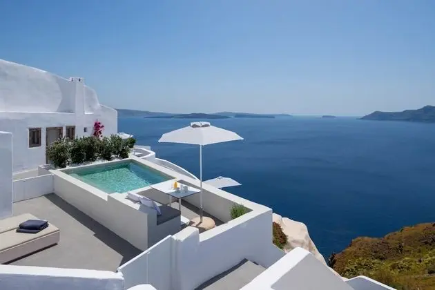 Premium Suite with private outdoor heated plunge pool and Caldera view