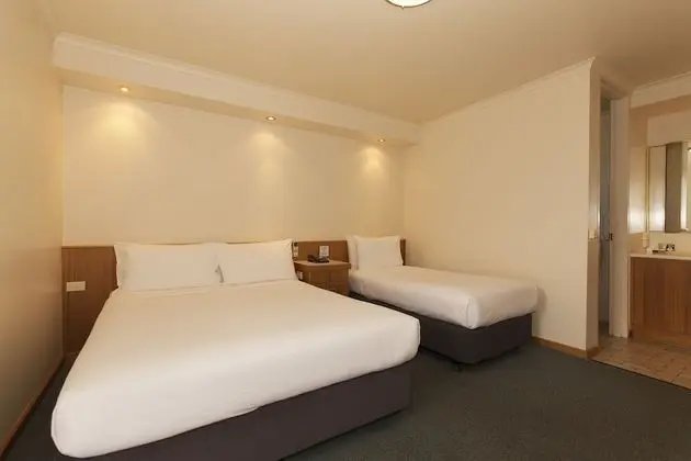 Üç Kişilik Oda (Queen + Single Room)