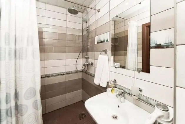 Tek Büyük veya İki Ayrı Yataklı Oda, Göl Manzaralı