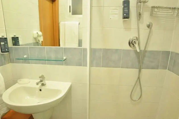 Üç Kişilik Oda