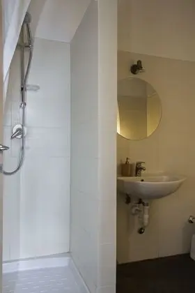Tek Büyük veya İki Ayrı Yataklı Oda, Ortak Banyo
