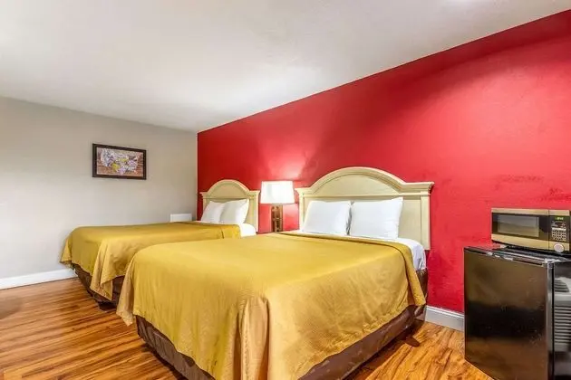 2 Queen Beds, Smoking