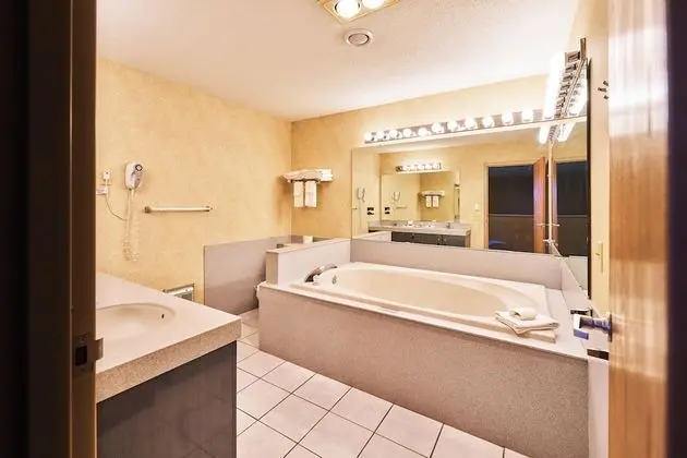 Süit, 1 En Büyük (King) Boy Yatak, Sigara İçilmez, Sıcak Su Küveti