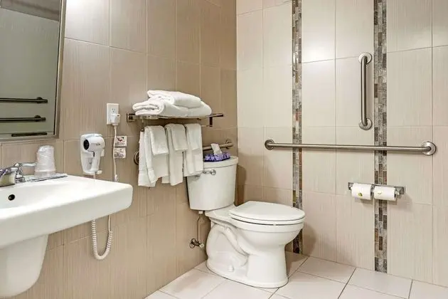 Oda, 2 Çift Kişilik Yatak, Engellilere Uygun, Sigara İçilmez