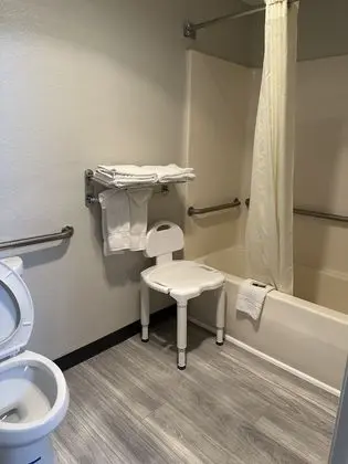 Oda, 1 En Büyük (King) Boy Yatak, Engellilere Uygun, Sigara İçilmez (Mobility, Tub w/Grab Bars)