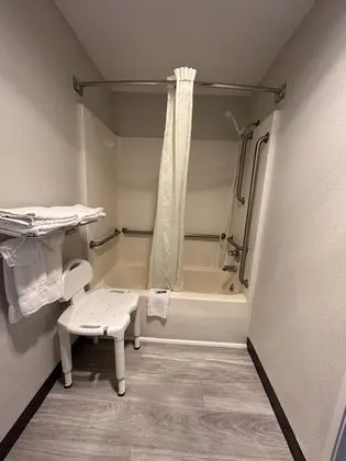 Oda, 1 En Büyük (King) Boy Yatak, Engellilere Uygun, Sigara İçilmez (Mobility, Tub w/Grab Bars)