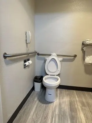Oda, 1 En Büyük (King) Boy Yatak, Engellilere Uygun, Sigara İçilmez (Mobility, Tub w/Grab Bars)