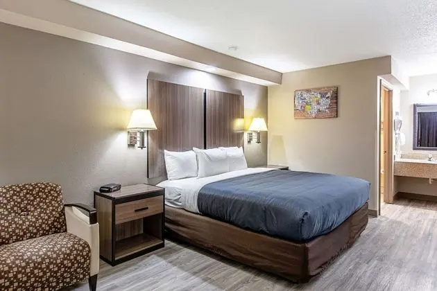 1 King Bed, Business Room, Nonsmoking