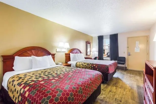 2 Queen Beds, Smoking