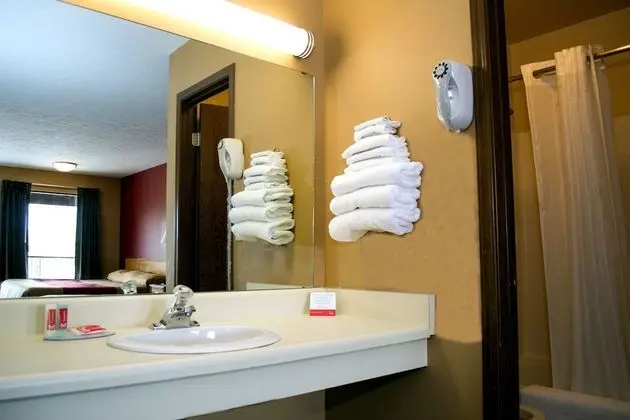 Oda, 2 Büyük (Queen) Boy Yatak, Engellilere Uygun, Küvet (Mobility,tub w grab bars)