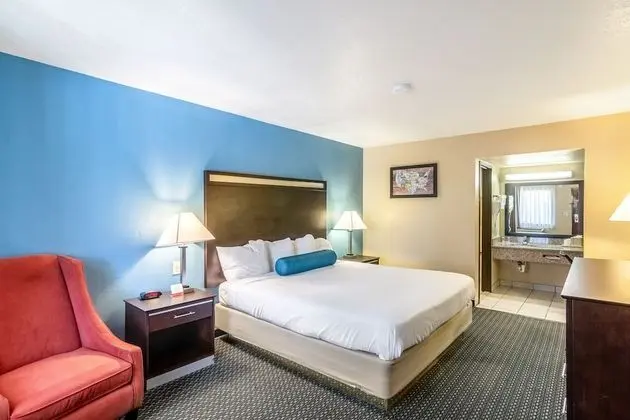 1 Queen Bed