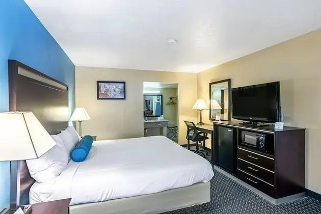 1 Queen Bed