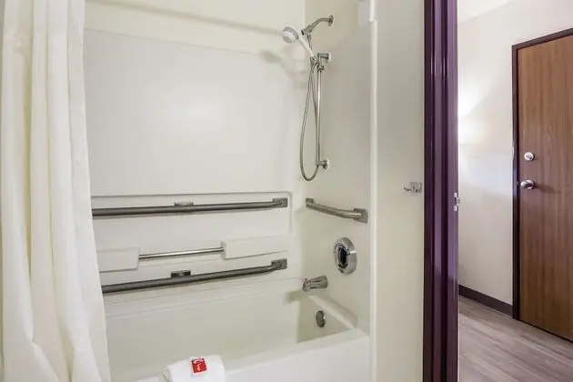 Oda, 1 Büyük (Queen) Boy Yatak, Engellilere Uygun, Sigara İçilmez (Tub with Grab Bars)