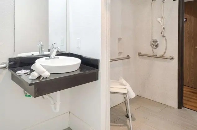 Engellilere uygun banyo