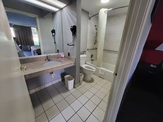 Oda, 1 En Büyük (King) Boy Yatak, Engellilere Uygun, Sigara İçilmez (Accessible Tub)