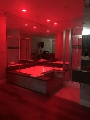 Standard Oda, 1 En Büyük (King) Boy Yatak, Sıcak Su Küveti