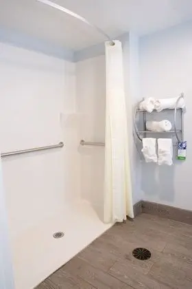 Exclusive Oda, 2 Büyük (Queen) Boy Yatak, Engellilere Uygun, Sigara İçilmez