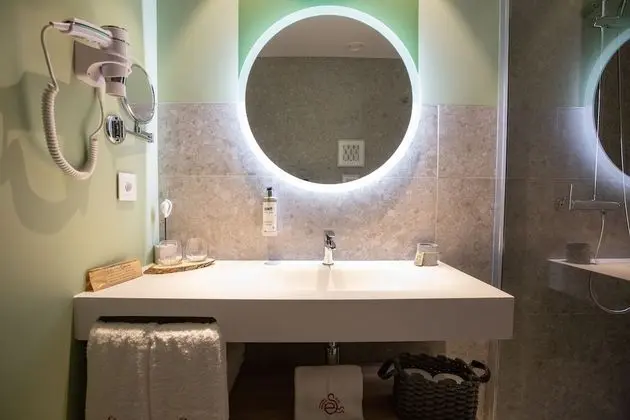 Design Tek Büyük Yataklı Oda, 1 Büyük (Queen) Boy Yatak, Dağ Manzaralı, Bahçeli