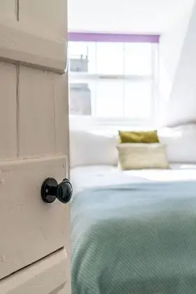 Tek Büyük Yataklı Oda, Özel Banyo, Avlu Manzaralı (Attic Double Room)
