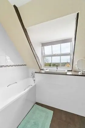 Tek Büyük Yataklı Oda, Özel Banyo, Avlu Manzaralı (Attic Double Room)