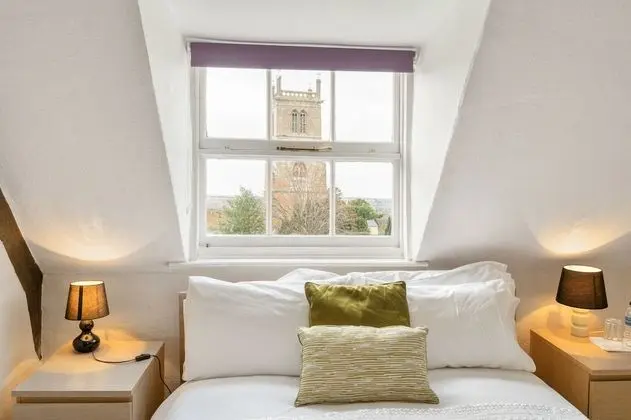 Tek Büyük Yataklı Oda, Özel Banyo, Avlu Manzaralı (Attic Double Room)