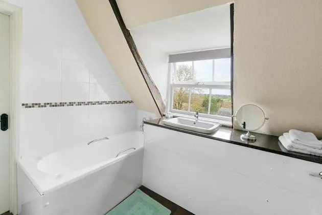 Tek Büyük Yataklı Oda, Özel Banyo, Avlu Manzaralı (Attic Double Room)