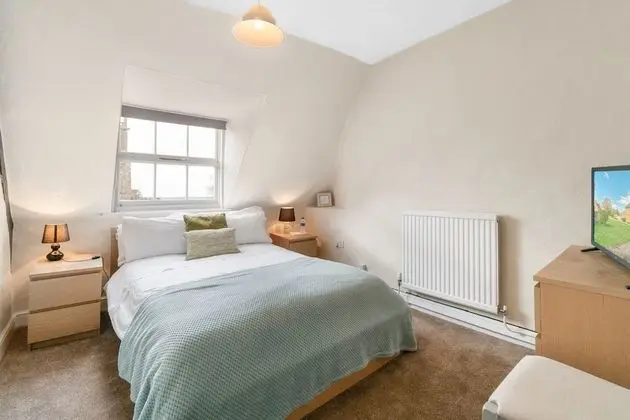 Tek Büyük Yataklı Oda, Özel Banyo, Avlu Manzaralı (Attic Double Room)