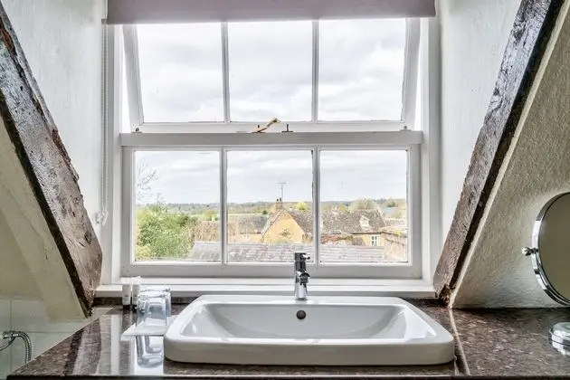 Tek Büyük Yataklı Oda, Özel Banyo, Avlu Manzaralı (Attic Double Room)